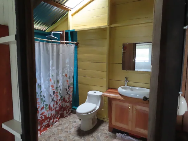 Baño privado interior de una cabaña de La Mariola.