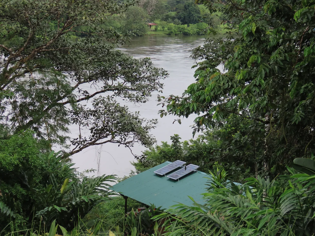 Vista del río San Juan y una cabaña de La Mariola entre la vegetación.