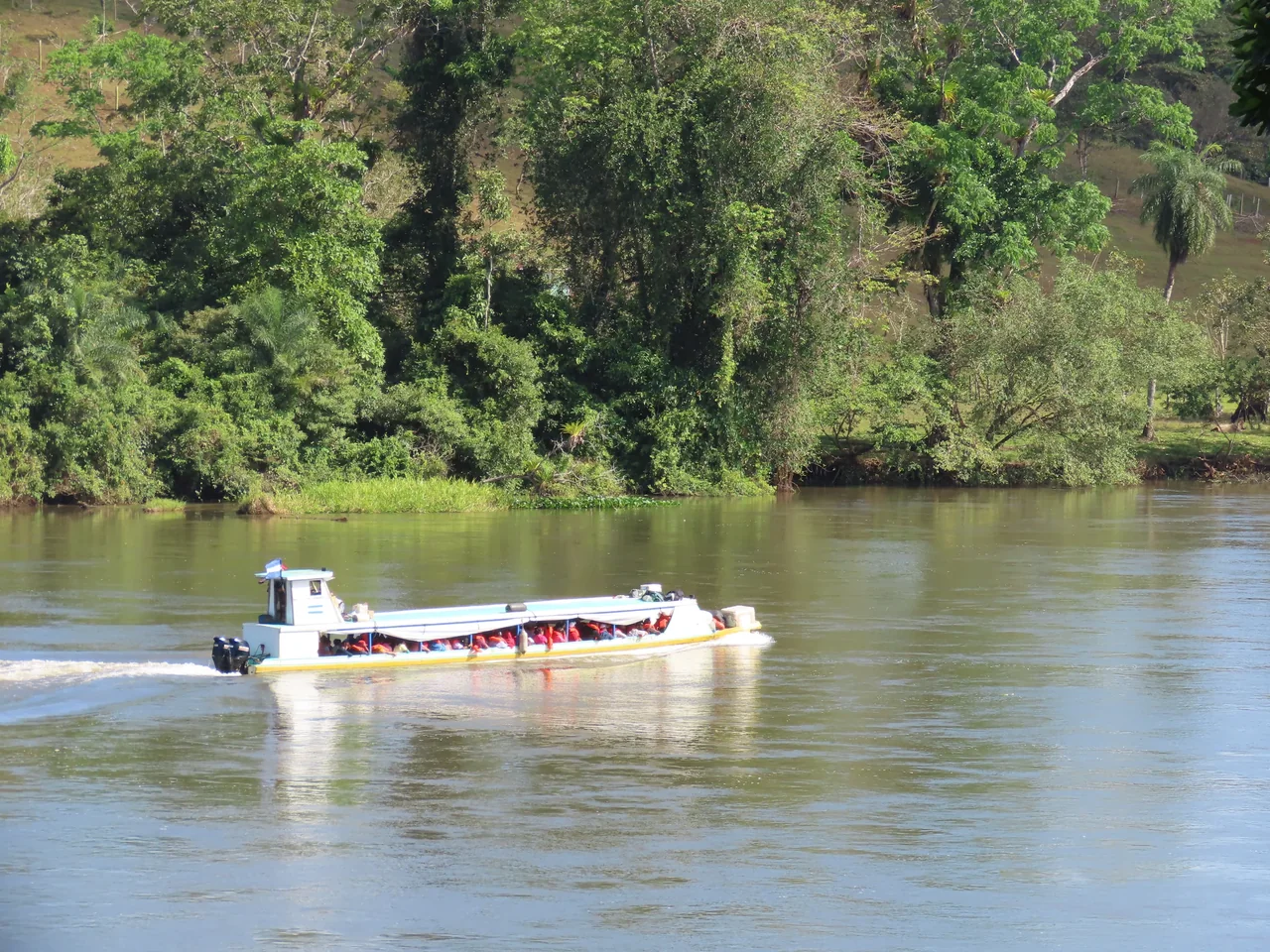 Lancha de pasajeros navegando el río San Juan frente a La Mariola.