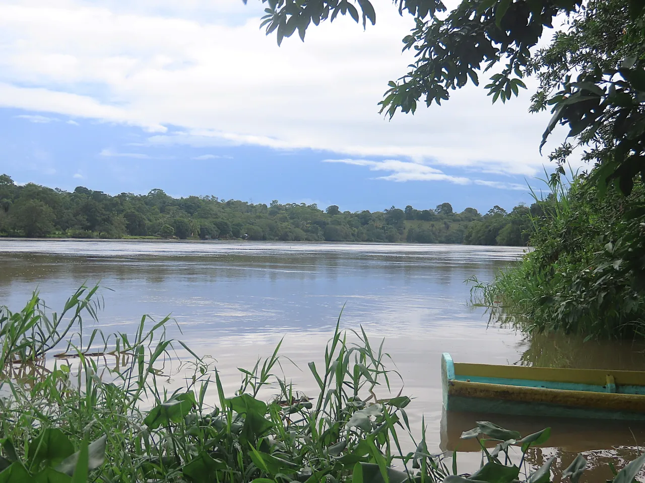 Río San Juan con una panga en la orilla, en el trayecto de llegada a La Mariola.